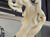 Lot 145 - koppel beeldjes in hars - afbeelding 2 van  5