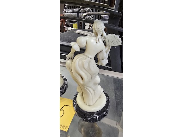 Lot 145 - koppel beeldjes in hars - afbeelding 3 van  5