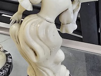 Lot 145 - koppel beeldjes in hars - afbeelding 3 van  5