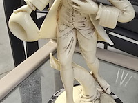 Lot 145 - koppel beeldjes in hars - afbeelding 4 van  5