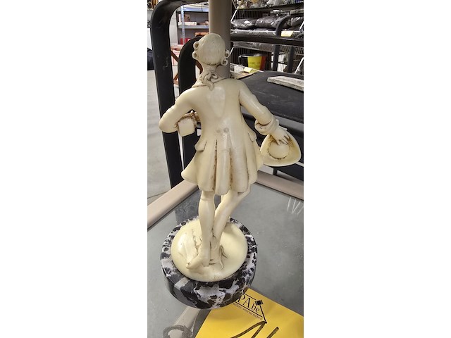 Lot 145 - koppel beeldjes in hars - afbeelding 5 van  5