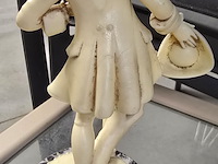 Lot 145 - koppel beeldjes in hars - afbeelding 5 van  5