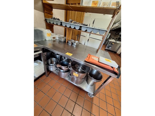 Lot 145 - rvs werktafel op wielen - afbeelding 1 van  2
