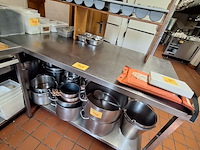 Lot 145 - rvs werktafel op wielen - afbeelding 1 van  2