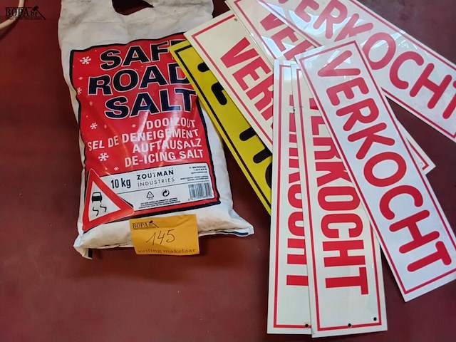 Lot 145 - safe road salt 10kg + bordjes te koop/verkocht 8 stuks - afbeelding 1 van  2
