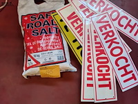 Lot 145 - safe road salt 10kg + bordjes te koop/verkocht 8 stuks - afbeelding 1 van  2