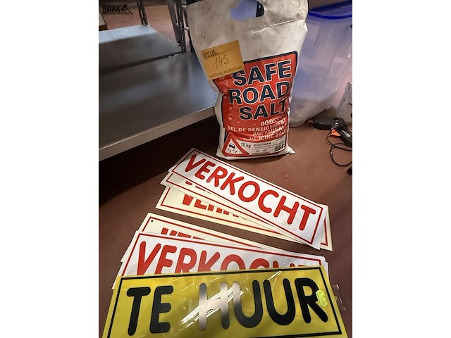 Lot 145 - safe road salt 10kg + bordjes te koop/verkocht 8 stuks - afbeelding 2 van  2