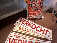Lot 145 - safe road salt 10kg + bordjes te koop/verkocht 8 stuks - afbeelding 2 van  2