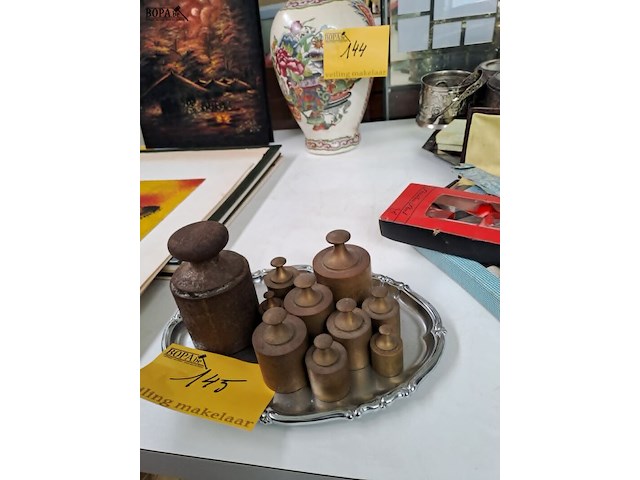 Lot 145 - schaaltje met diverse gewichten - afbeelding 1 van  1