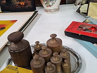 Lot 145 - schaaltje met diverse gewichten - afbeelding 1 van  1