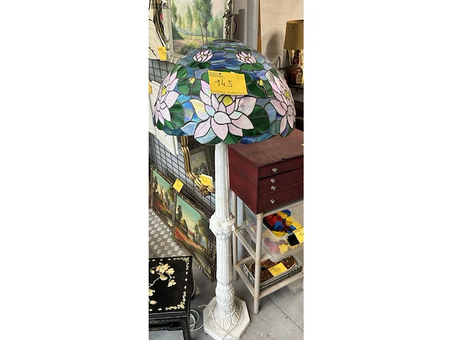 Lot 145 - tiffany-stijl vloerlamp - afbeelding 1 van  5