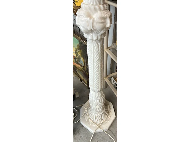 Lot 145 - tiffany-stijl vloerlamp - afbeelding 2 van  5