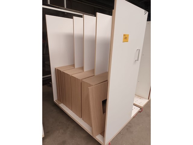 Lot 145 - transportkar met inhoud - afbeelding 1 van  2