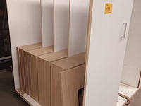 Lot 145 - transportkar met inhoud