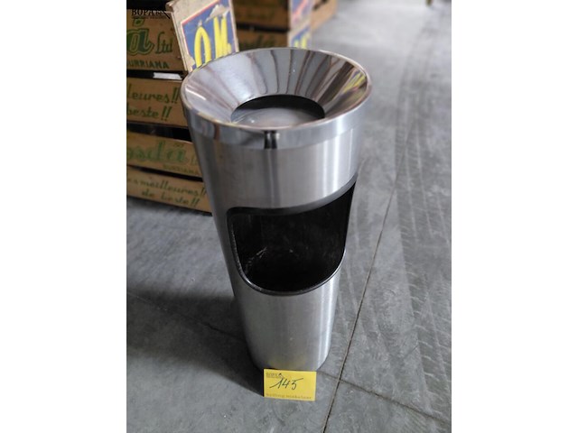 Lot 145 - vintage assenbak in chroom - afbeelding 1 van  2