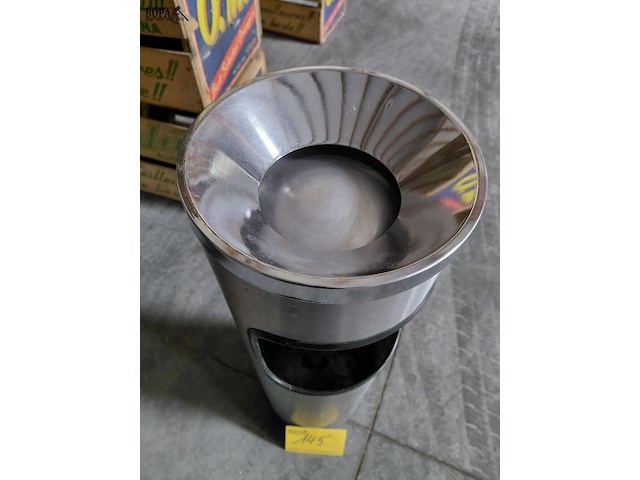 Lot 145 - vintage assenbak in chroom - afbeelding 2 van  2