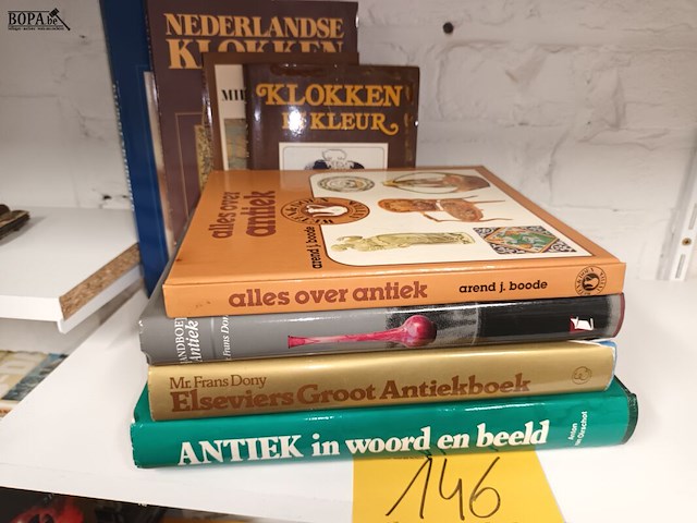 Lot 146 - boeken over antiek en klokken. 8 stuks - afbeelding 1 van  3