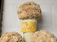 Lot 146 - decoratieve vaas met 3 droogbloembollen - afbeelding 1 van  3