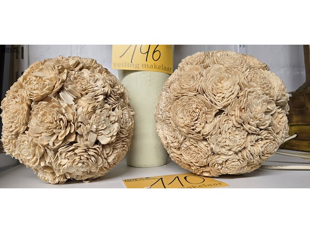 Lot 146 - decoratieve vaas met 3 droogbloembollen - afbeelding 2 van  3