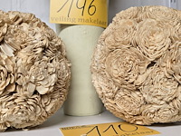 Lot 146 - decoratieve vaas met 3 droogbloembollen - afbeelding 2 van  3