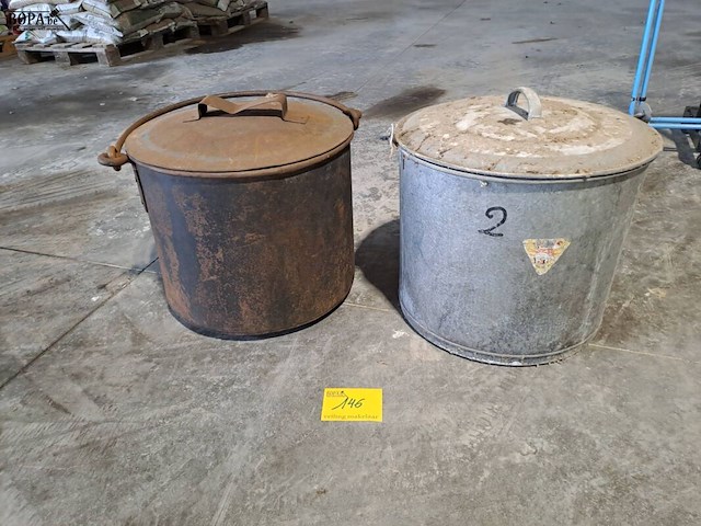 Lot 146 - duo oude zinken ketels met deksel en draaghengel - afbeelding 1 van  2