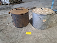 Lot 146 - duo oude zinken ketels met deksel en draaghengel - afbeelding 1 van  2