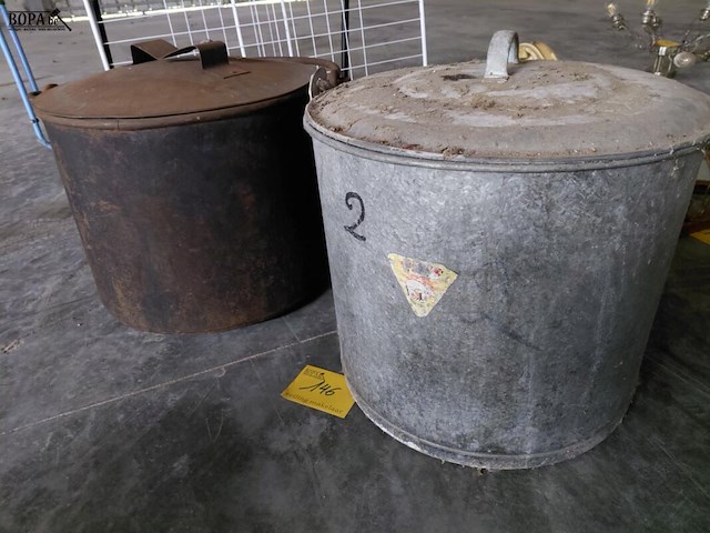 Lot 146 - duo oude zinken ketels met deksel en draaghengel - afbeelding 2 van  2