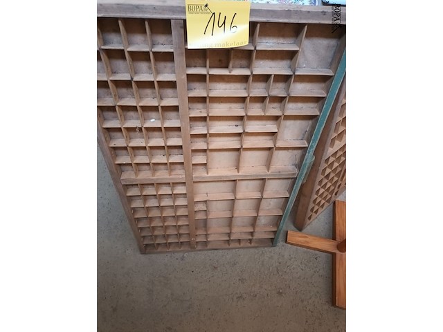 Lot 146 - houten letterbak - afbeelding 1 van  2