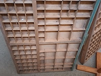 Lot 146 - houten letterbak - afbeelding 1 van  2