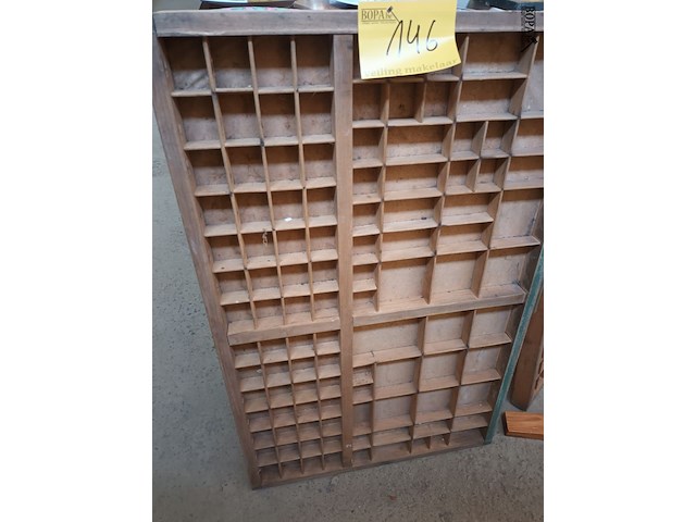 Lot 146 - houten letterbak - afbeelding 2 van  2