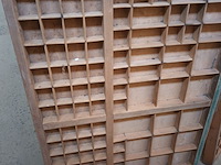 Lot 146 - houten letterbak - afbeelding 2 van  2