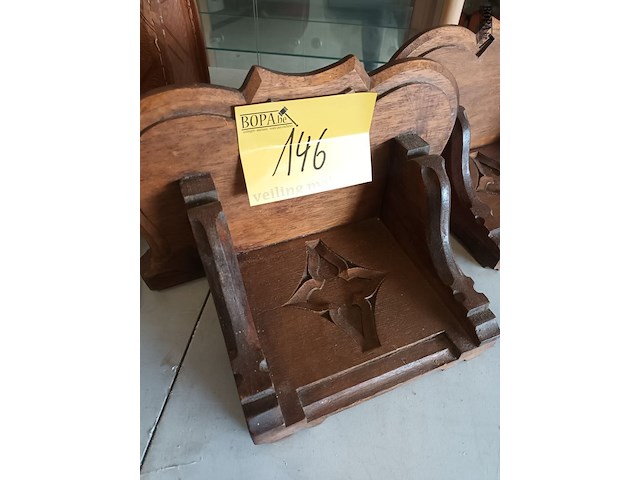 Lot 146 - houten muurconsole. 2 stuks - afbeelding 2 van  4