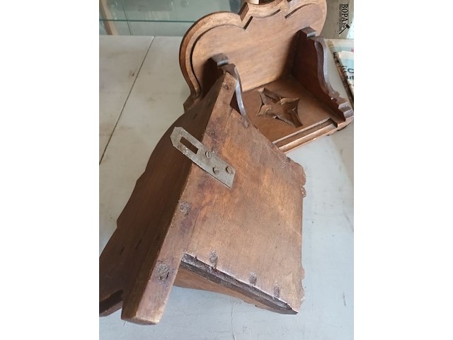 Lot 146 - houten muurconsole. 2 stuks - afbeelding 3 van  4