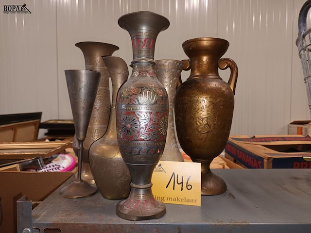 Lot 146 - koperen decoratieve vazen. 7 stuks - afbeelding 1 van  4