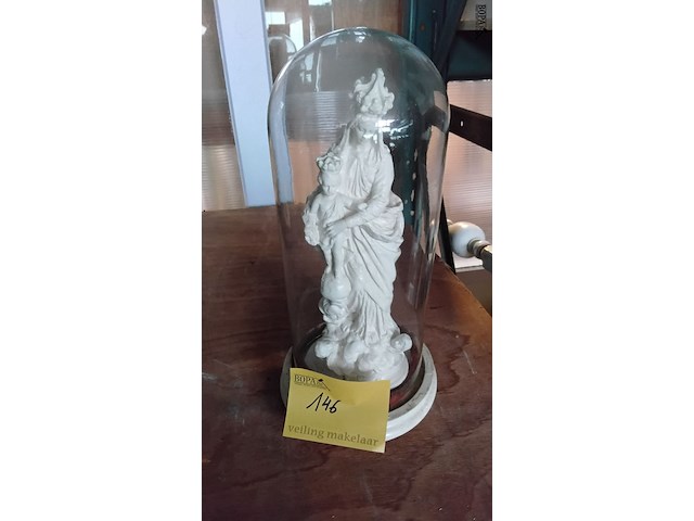 Lot 146 - maria met kind beeld onder stolp - afbeelding 1 van  1