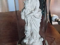 Lot 146 - maria met kind beeld onder stolp - afbeelding 1 van  1