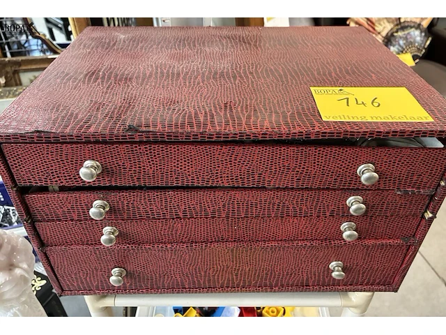 Lot 146 - rode bestekdoos met vintage zilveren bestek - afbeelding 1 van  5