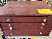 Lot 146 - rode bestekdoos met vintage zilveren bestek