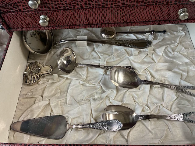 Lot 146 - rode bestekdoos met vintage zilveren bestek - afbeelding 2 van  5