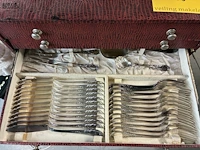 Lot 146 - rode bestekdoos met vintage zilveren bestek - afbeelding 3 van  5