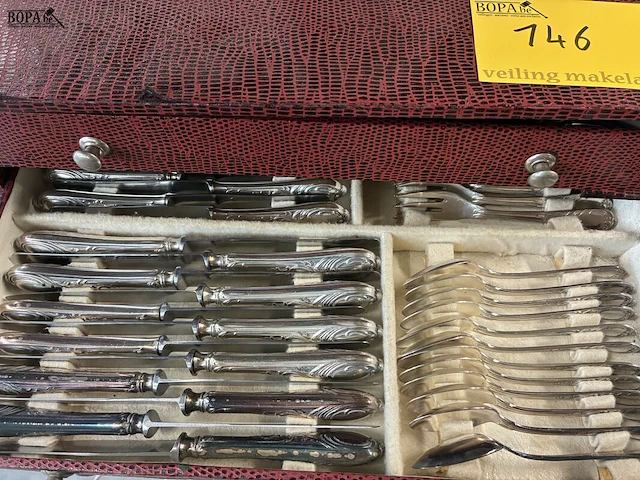 Lot 146 - rode bestekdoos met vintage zilveren bestek - afbeelding 4 van  5