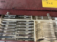 Lot 146 - rode bestekdoos met vintage zilveren bestek - afbeelding 4 van  5