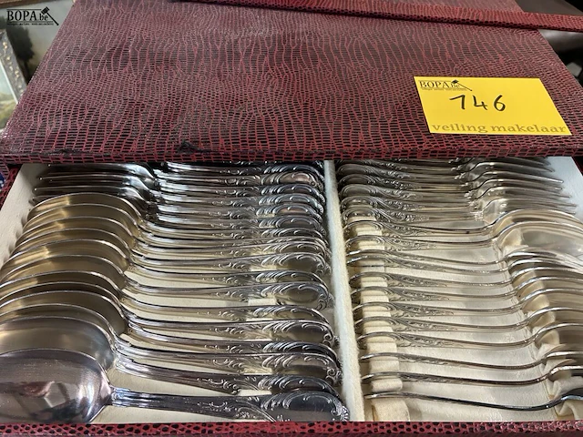 Lot 146 - rode bestekdoos met vintage zilveren bestek - afbeelding 5 van  5