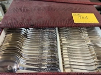 Lot 146 - rode bestekdoos met vintage zilveren bestek - afbeelding 5 van  5