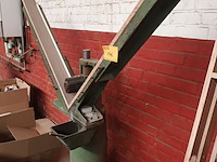 Lot 146 - verstekmachine voor plinten