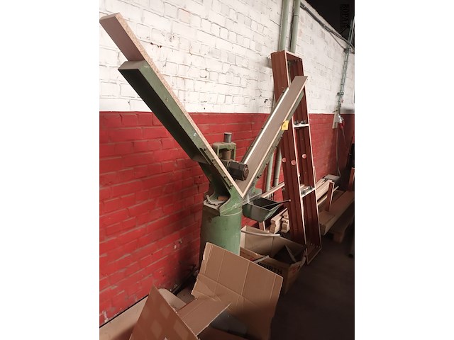 Lot 146 - verstekmachine voor plinten - afbeelding 2 van  3