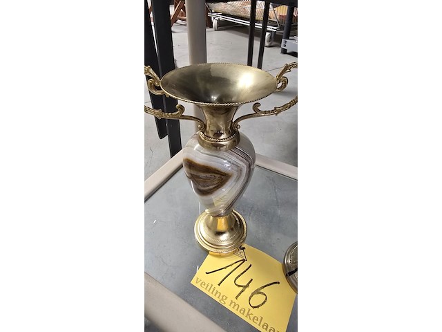 Lot 146 - vintage vazen van massief onyx 2 stuks - afbeelding 3 van  3