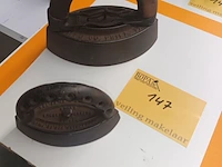 Lot 147 - antieke strijkijzers. 2 stuks