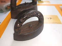 Lot 147 - antieke strijkijzers. 2 stuks - afbeelding 2 van  5