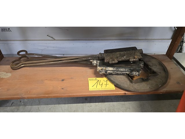 Lot 147 - antieke wafelijzers 2 stuks - afbeelding 1 van  2